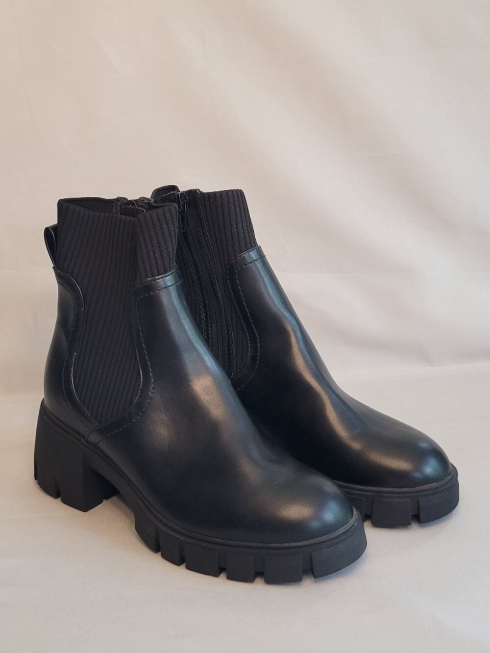 American Eagle Black Women's Leather and Knit Chelsea Ankle Boots Size 7 Zip up